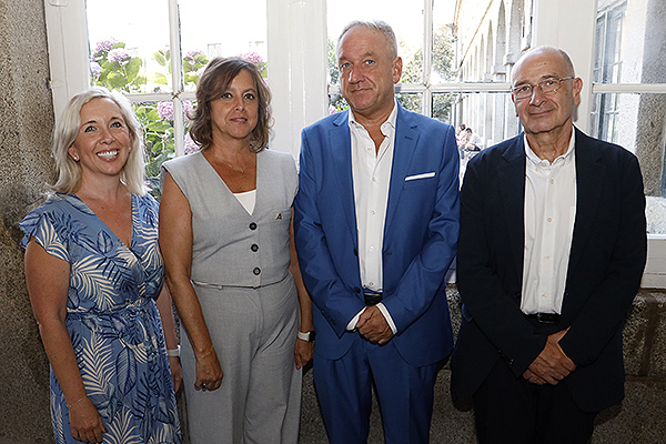 Inmaculada Vázquez, directora general del SAS; Catalina García; Diego Vargas, gerente del Servicio Andaluz de Salud; y Luis Martínez, director general del SAS.