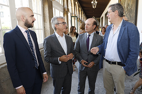 Álvaro Muñoz, director general de Calidad e Infraestructuras de Casyilla y León; Jesús García-Cruces Méndez, viceconsejero de Asistencia Sanitaria, Planificación y Resultados en Salud de la Consejería de Sanidad de Castilla y León; y Miguel Caserneiro, director de los Cursos de verano de Novartis.