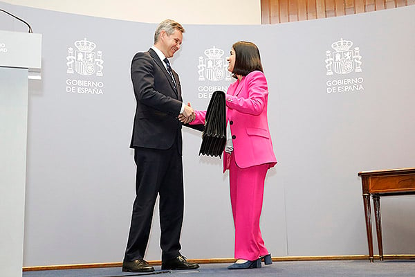 Carolina Darias entrega la cartera de Ministro de Sanidad a José Manuel Miñones.