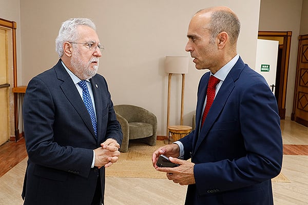 Miguel Ángel Santalices charla con Ricardo López.