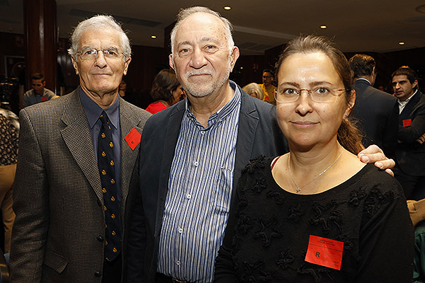 José Manuel Freire, exportavoz de Sanidad del PSOE en la Asamblea de Madrid; José Ramón Repullo, Profesor Emérito de Planificación y Economía de la Salud de la Escuela Nacional de Sanidad del Instituto de Salud Carlos III; y Ángela Hernández, secretaria general de Amyts.