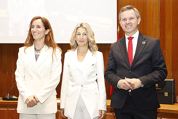 Mónica García, Yolanda Díaz y José Miñones, exministro de Sanidad.