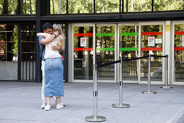 Abrazos y lágrimas tras elegir la plaza MIR. 