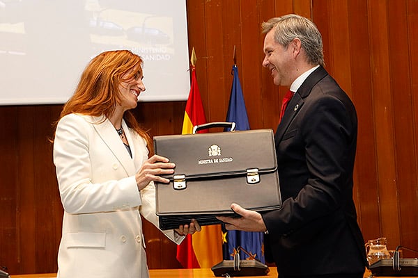 Mónica García recibe de la mano de José Miñones la Cartera del Ministerio de Sanidad para comenzar la XV legislatura.