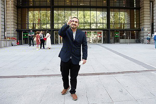 Un aspirante posa con su plaza MIR. 
