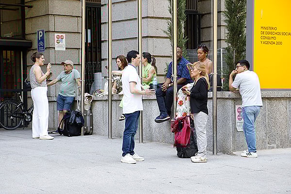 Familiares y amigos esperando a los aspirantes en las puertas del Ministerio de Sanidad. 