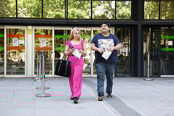Dos aspirantes salen del ministerio tras conseguir su plaza. 