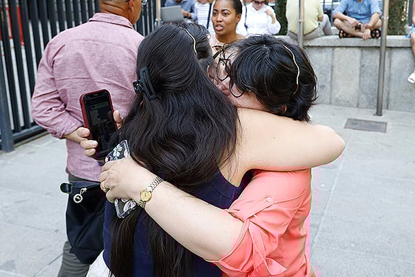 Madre e hija se abrazan tras lograr una plaza MIR en Medicina Familiar y Comunitaria. 