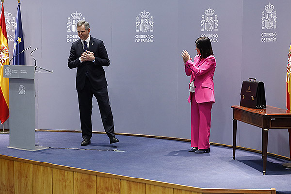 Carolina Darias aplaude a José Manuel Miñones.