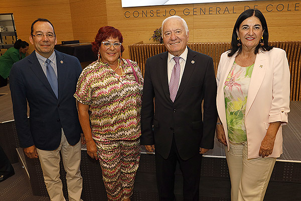 José Luis Cobo, vicepresidente III del CGE; María del Mar García, tesorera y presidenta del Colegio de Enfermería de Almería; Florentino Pérez Raya; y Raquel Rodríguez, vicepresidenta primera del Consejo General de Enfermería.