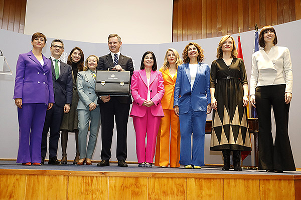 La ministra portavoz, Isabel Rodríguez; el ministro de Presidencia, Félix Bolaños; la ministra de Justicia, Pilar Llop; la ministra de Asuntos Económicos, Nadia Calviño; José Manuel Miñones; Carolina Darias; la ministra de Trabajo, Yolanda Díaz, la ministra de Hacienda, María Jesús Montero; la ministra de Educación, Pilar Alegría; y la ministra de Ciencia, Diana Morant. 