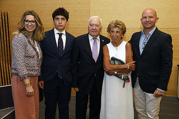 Florentino Pérez Raya posa junto a la familiares de Íñigo Lapetra.