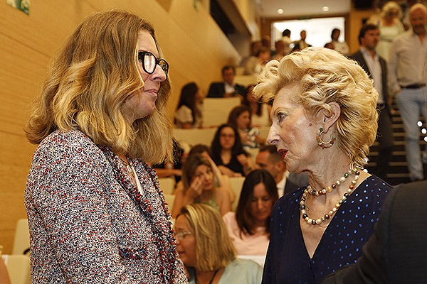 Mónica Murcia, exmujer de Íñigo Lapetra, charla con Pilar Fernández.