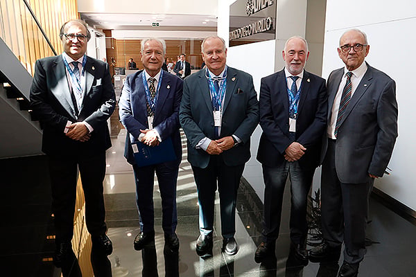 Luis Alberto Calvo Sáez, vicepresidente primero de AMA; Francisco Mullet; Francisco José Martínez Amo; Francisco Miralles y Juan José Rodríguez Sendín, consejeros de AMA.