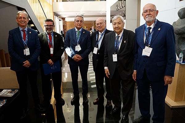 Juan Manuel Nieblas, consejero de AMA Vida; Gustavo Paseiro, tesorero de la Fundación AMA; José Miguel Carrasco, consejero de AMA Vida; Manuel Fuente, expresidente del Consejo Andaluz de Colegios Oficiales de Farmacéuticos (Cacof); José Buela, secretario general de AMA Vida; y Jaime Giner, presidente de AMA Vida.