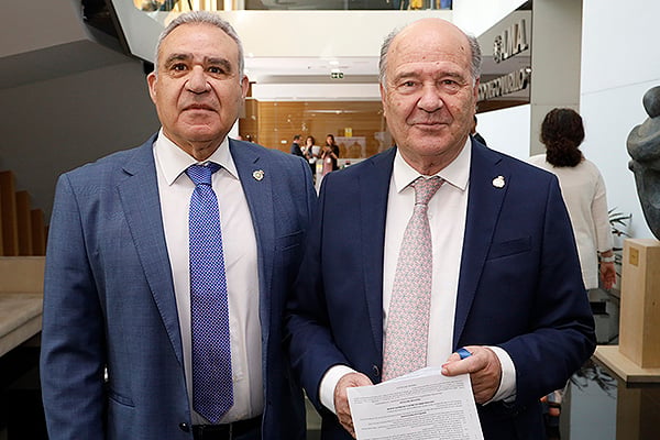 José María Rodríguez, secretario general del Consejo General de Colegios Oficiales de Médicos (Cgcom), y José Luis Díaz Villareig, presidente del Consejo de Colegios Oficiales de Médicos de León.