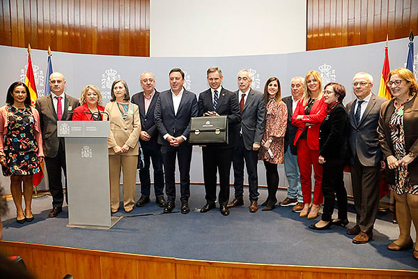 José Manuel Miñones posa en una foto de familia con los miembros del grupo socialista. 