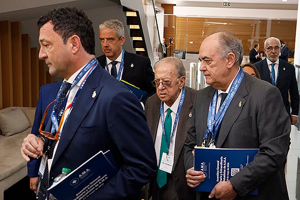 Álvaro Basilio, director de Comunicación; Diego Murillo, presidente de honor de AMA; junto a Luis Campos.