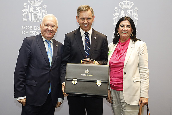 Florentino Pérez Raya, presidente del Consejo General de Enfermería; José Manuel Miñones; y Raquel Rodríguez, vicepresidenta del Consejo General de Enfermería.