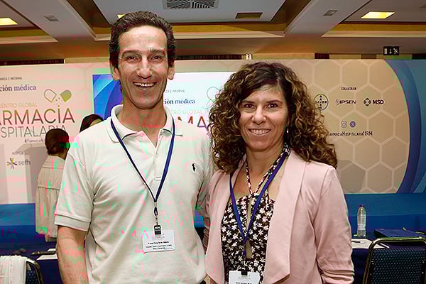 Alberto Frutos, facultativo especialista de Farmacia Hospitalaria del Hospital Clínico Lozano Besa Zaragoza; y Marta Duero, facultativa especialista de Farmacia Hospitallaria del Hospital San Juan de Dios de Barcelona.