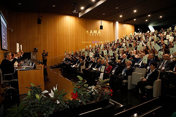 Aspecto de la sala durante el momento de la votación en la Asamblea de AMA.