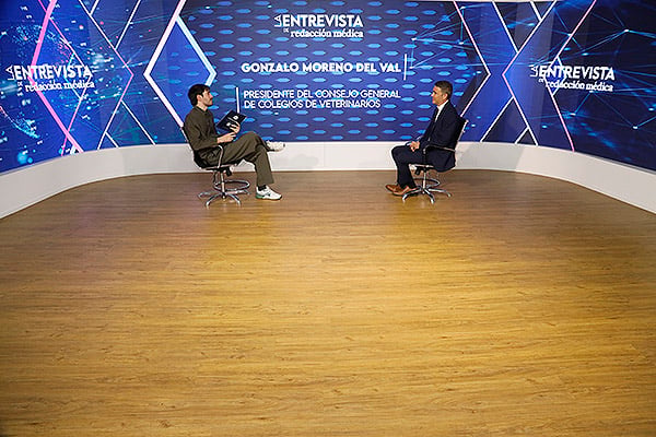 Aspecto de la sala durante la entrevista al presidente de la Organización Veterinaria Colegial, Gonzalo Moreno del Val.