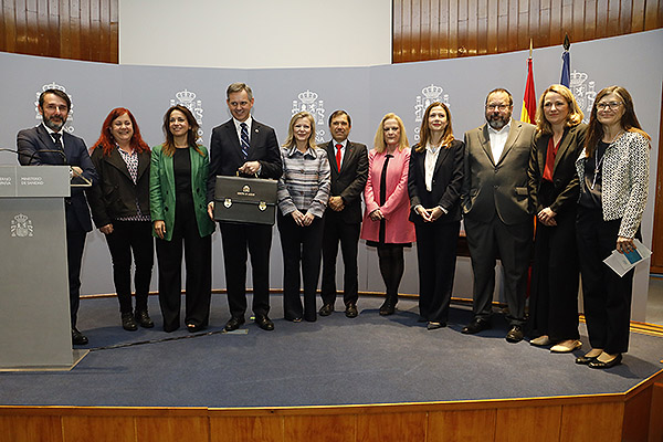 Cristóbal Belda, director del Instituto de Salud Carlos III; Celia Gómez, directora de Ordenación Profesional de Sanidad; Silvia Calzón; secretaria de Estado de Sanidad, José Manuel Miñones; Dionisia Manteca, subsecretaria de Sanidad; Juan Fernando Muñoz, secretario general de Salud Digital; Belén Hernando, directora del Ingesa; María Jesús Lamas, directora de la Aemps, César Hernández, director general de Farmacia; Mónica Fernández, secretaria general técnica de Sanidad; y Pilar Aparicio, directora general de Salud Pública. 