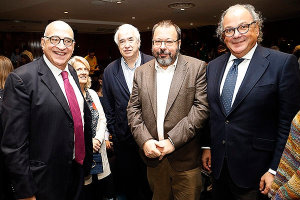 Federico Plaza, director de Corporate Affairs de Roche Farma España; Césaar Hernández y Ángel Luis Rodríguez de la Cuerda.