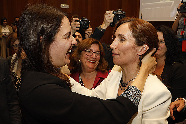 Rita Maestre, portavoz de Más Madrid en el Ayuntamiento de Madrid, saluda a Mónica García.
