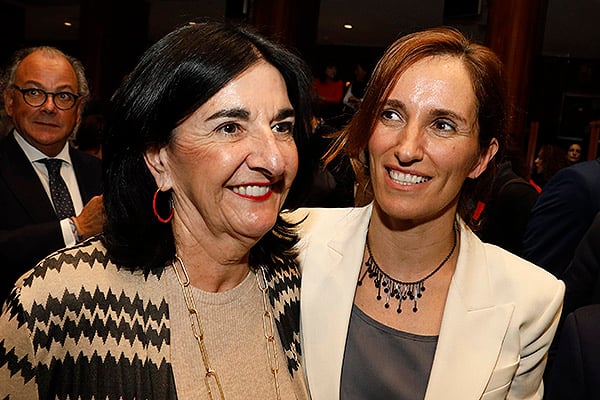 Raquel Rodríguez, vicepresidenta I del Consejo General de Enfermería y presidenta del Colegio Oficial de Enfermería de Cáceres; y Mónica García. 