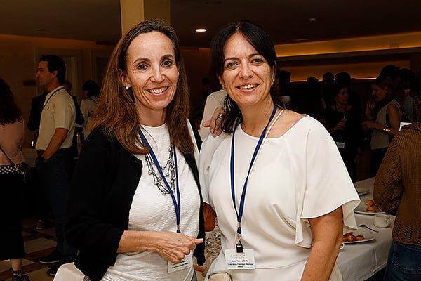 Susana Urrutia, jefa de Servicio de Farmacia Hospitalaria de la Clínica Ercilla Mutualia; y Emilia Roldán, responsable de Farmacia del Centro Médico Fraternidad - Mupresp.
