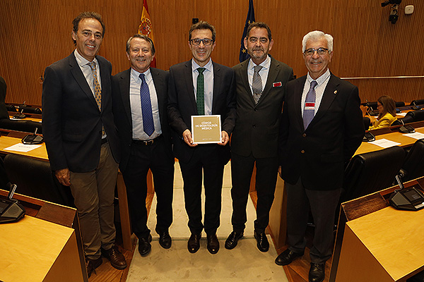 Ángel Hernández, presidente de la Comisión de Deontología del Consejo de Colegios de Médicos de Andalucía; José María Domínguez; Jorge Fernández, presidente del Colegio de Médicos de Granada y presidente del Consejo del Colegio de Médicos de Andalucía; Manuel Checa, presidente de la Comisión de Deontología de Almería; y Javier García, presidente de la Comisión de Deontología del Colegio de Médicos de Granada.