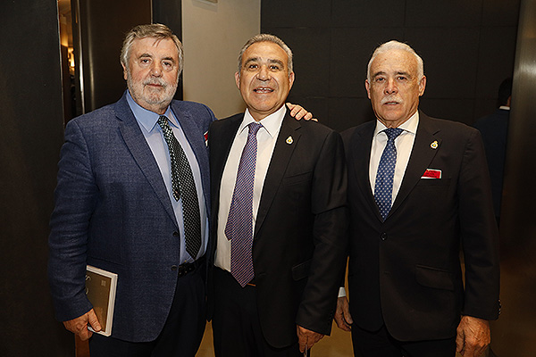 Luciano Vidán, presidente del Colegio de Médicos de A Coruña; José María Rodríguez y Enrique Guilabert. 