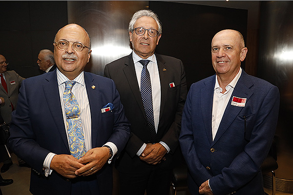 Pedro Hidalgo, presidente del Colegio de Médicos de Badajoz; Tomás Toranzo, presidente de CESM; y Gabriel del Pozo, secretario general de CESM.