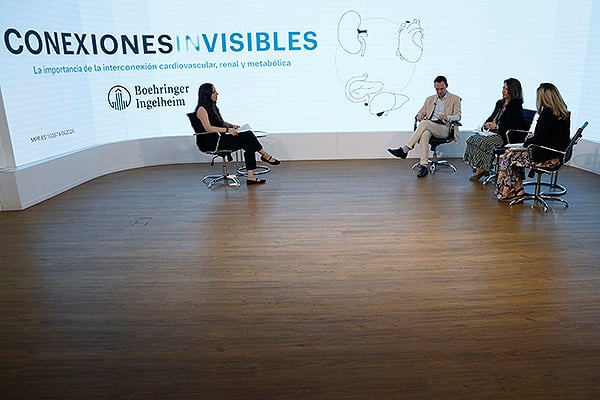 La conversación ha sido en el plató de Redacción Médica.