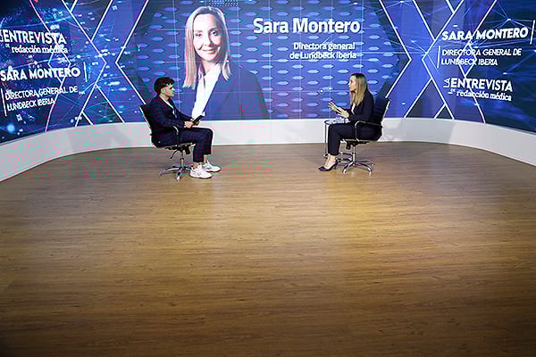 Un instante durante la entrevista a Sara Montero en el plató de Redacción Médica.