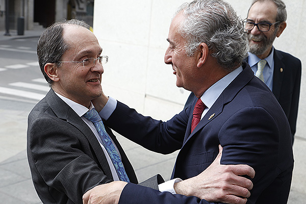 Juan Martínez, exdirector de Salud Pública de la Comunidad de Madrid, saluda a Tomás Cobo.