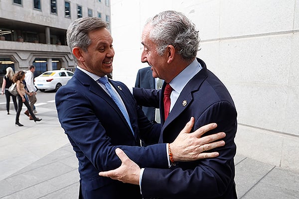 José Manuel Miñones y Tomás Cobo a las puertas del Congreso de los Diputados.