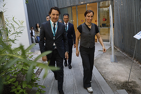 Pablo Crespo, secretario general de Fenin; Jorge Huertas y Mónica García a la llegada al 32 Encuentro del sector de tecnología sanitaria.