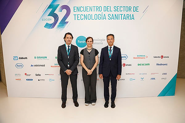 Pablo Crepo y Jorge Huetas posan junto a la ministra de Sanidad.