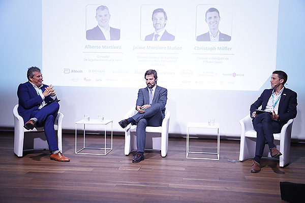 Alberto Martínez, contador de la Junta Directiva de Fenin; Jaime Martínez Muñoz, director general de Economía e Industria de la Comunidad de Madrid; y Christoph Müller, consejero delegado de B.Braun Spain.