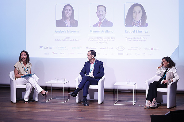 Anabela Miguens, vocal de la Junta Directiva de Fenin; Manuel Arellano, vicepresidente segundo de la Plataforma de Organizaciones de Pacientes; y Raquel Sánchez, vicepresidenta del Foro Español de Pacientes. 