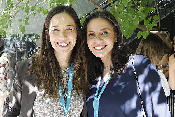 Carmen Ansótegui, directora de Comunicación y Relaciones Institucionales; y María Zugasti, responsable de Relaciones Institucionales.