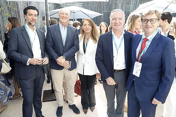 Javier Cartagena, director financiero de Puentia; Thiago Alonso de Puentia; Maria Jose Blanco, General Manager Structural Heart Iberia de Abbott; Julio de la Rosa, director de Relaciones Institucionales de Air Liquid; y Miguel Noblejas, director de Centros Médicos de Vithas.