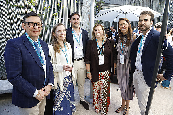 Luis González, director de Relaciones Institucionales de Air liquide Healthcare; Beatriz López, directora de la Unidad de Negocio en Diabetes de Air liquide Healthcare; José Romero, técnico Central de la Compra de Málaga del Servicio Andaluz de Salud (SAS); Carmen Bueno, directora Central Provincial del Hospital Regional de Málaga; María Balabasquer, responsable de Acceso al Mercado de Air Liquide Healthcare; y Juan José García, técnico de Funcion de la Administrativa del SAS.