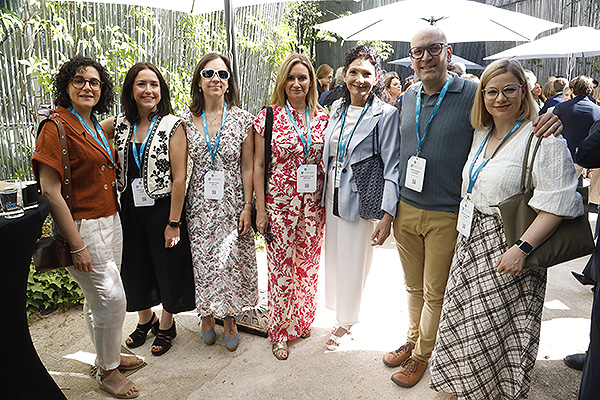 Del Hospital La Paz: Judit Hernández, supervisora de la Unidad de Procesos Ambulatorios de Cuidado de la Mujer; Elena Carrillo, supervisora de Formación Continuada y Docencia; Begoña Ortiz, supervisora de Continuidad Asistencial; Margarita Calso, supervisora de Enfermería; Esther Rey, directora de Enfermería; Adrián García, supervisor de Enfermreía; y Rosalía Lázaro, supervisora Enfermería. 