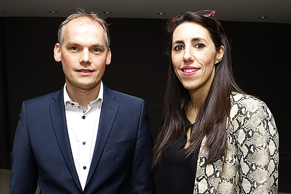 Michael Thomas, director general de Medgas de Airliquide; y María Balabasquer, responsable de Market Access de Airliquide.