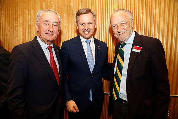 Tomás Cobo, presidente de la OMC; José Manuel Miñones, ministro de Sanidad y José María Pino, presidente-editor de Redacción Médica.