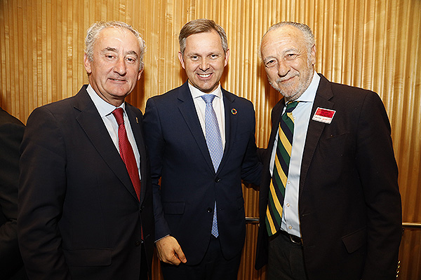 Tomás Cobo, presidente de la OMC; José Manuel Miñones, ministro de Sanidad y José María Pino, presidente-editor de Redacción Médica.