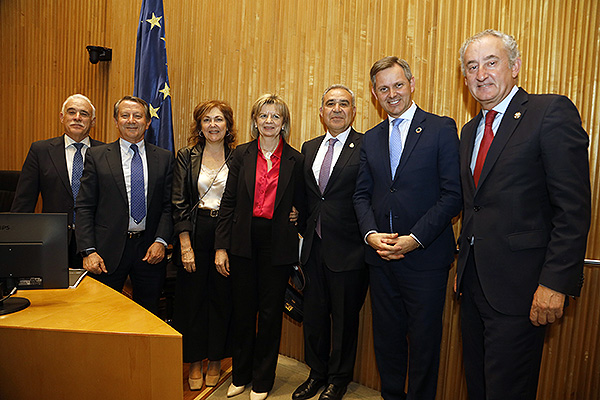 De izquierda a derecha: Enrique Guilabert, tesorero del Cgcom; José María Domínguez, presidente de la Comisión Central de Deontología del Cgcom; Mª Isabel Moya, vicepresidenta primera del Cgcom; Elvira Velasco, portavoz del PP en la Comisión de Sanidad del Congreso; José María Rodríguez, secretario general del Cgcom; José Manuel Miñones y Tomás Cobo.